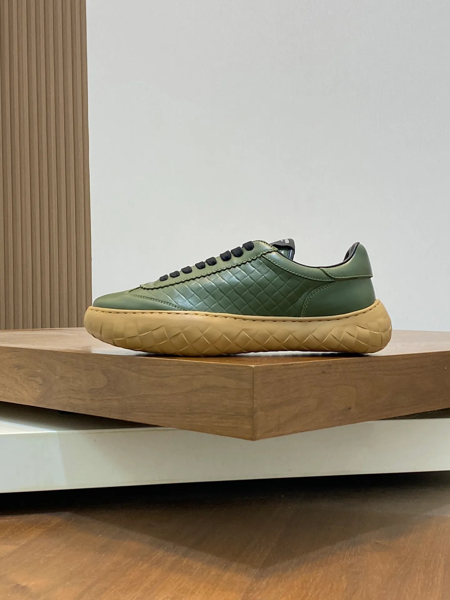 p440💰Men's Shoes BV/Bottega Veneta🆕The new men's moral training sneakers, made of Sneaker technology nylon and suede, inspired by retro basketball shoes, a new interpretation of classic sneakers, a lightweight, comfortable and breathable summer must-have item, the soles are made of classic woven texture, super recognizable, nylon suede stitching, full of texture!  Size: 38-45